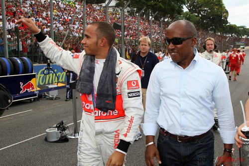 Энтони Хэмилтон на предпоследней гонке F1 в качестве менеджера своего сына