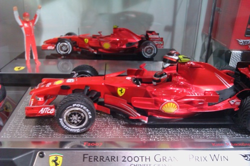 Модели Ferrari на витрине в FORMULASTORE