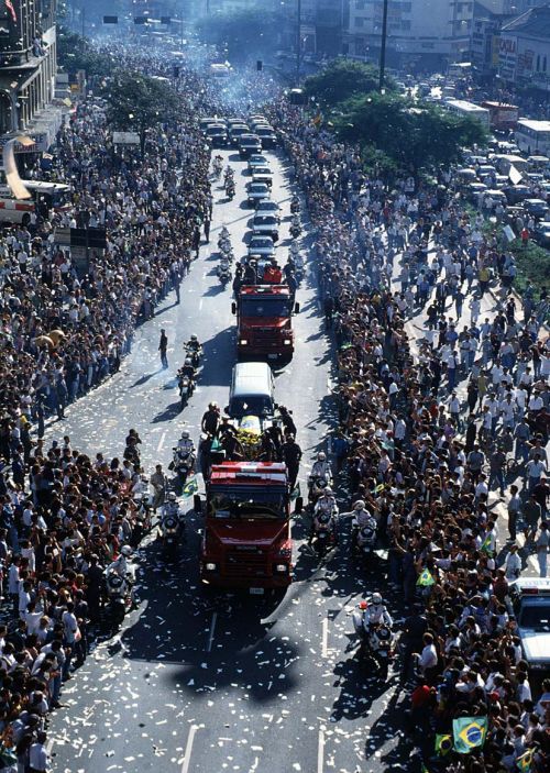 Изображение: senna_funeral.jpg. Тип: image/jpeg. Размер: 500x703. Объем: 126.058KByte.